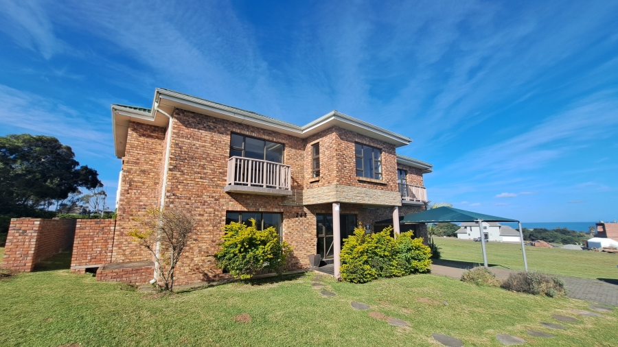 To Let 5 Bedroom Property for Rent in Cove Rock Eastern Cape